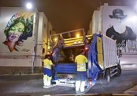 Operarios del Servicio Municipal de Limpieza faenando en el barrio de Schamann.