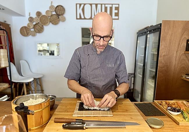 Luis Ortíz elboranso sushi en Komité