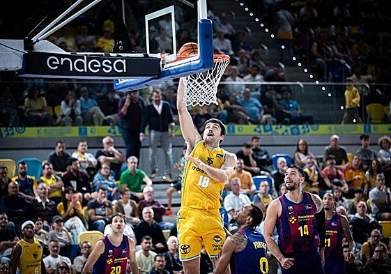 El pívot norteamericano del Dreamland Gran Canaria, Mike Tobey, anota con facilidad en el encuentro contra el Barça.