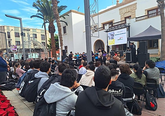 El acto tuvo lugar a las puertas de la Dirección Insular de la Administración General del Estado en Fuerteventura, en la calle peatonal de Puerto del Rosario.