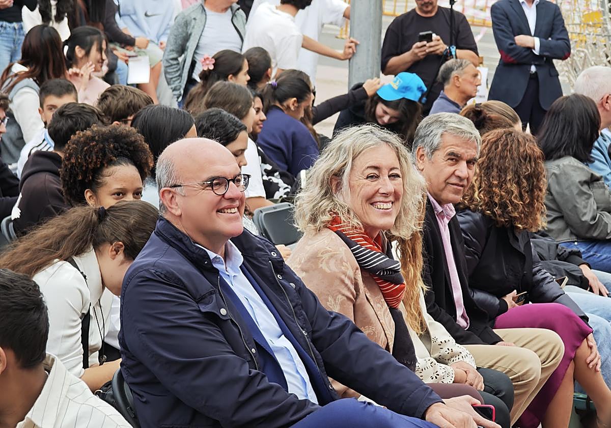 Imagen principal - Pestana y Mayans, en el acto conmemorativo de Fuerteventura.