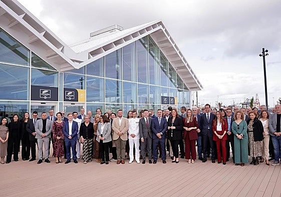 Foto de familia de los asistentes al almuerzo navideño de Fedeport, que tuvo lugar en la nueva terminal de cruceros de La Luz.