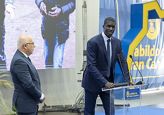 Sitapha Savané -derecha- habla en su renovación hasta 2027 en presencia de Antonio Morales.