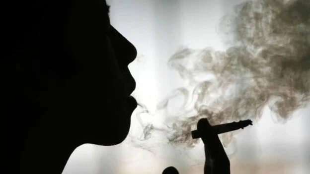 Imagen de una persona fumando.