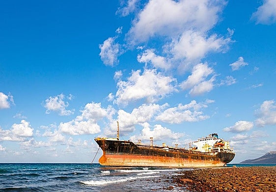 Imagen de uno de un viejo petrolero varado que no guarda relación con la información pero simlar a los que cruzan por Canarias.