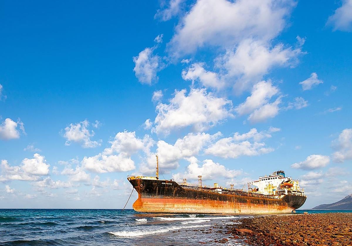 Imagen de uno de un viejo petrolero varado que no guarda relación con la información pero simlar a los que cruzan por Canarias.