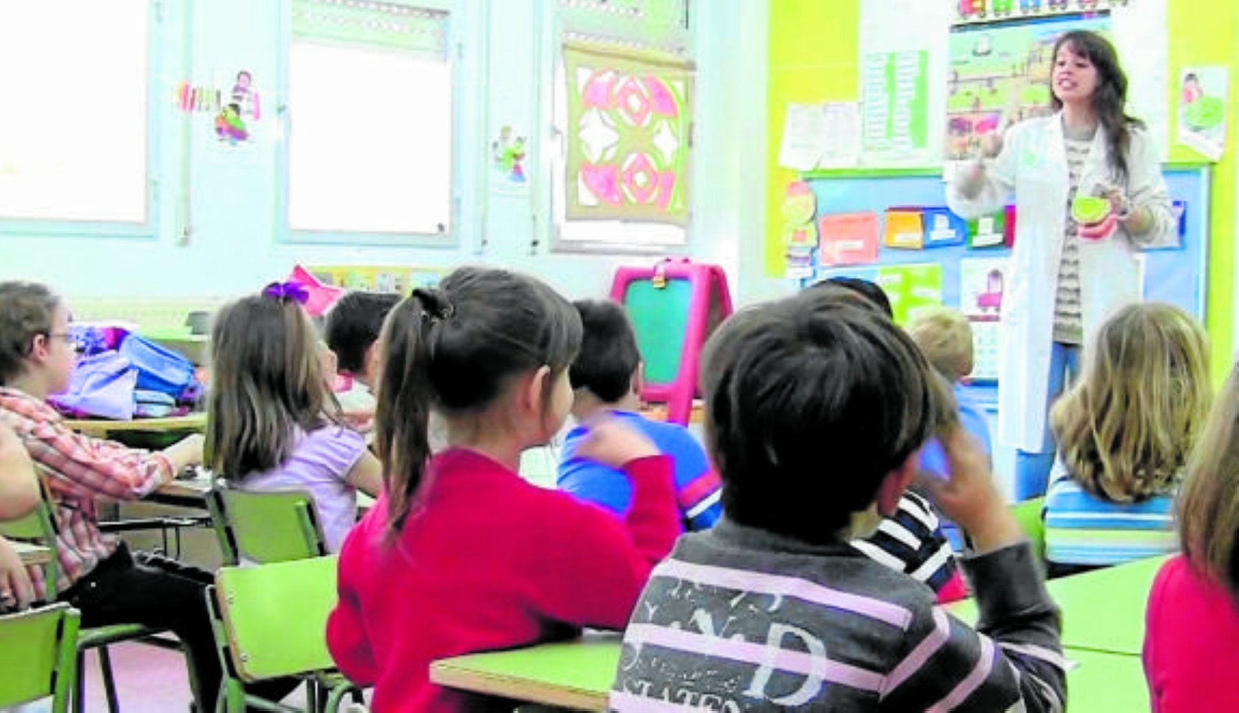 Foto de archivo de una enfermera escolar en un aula.