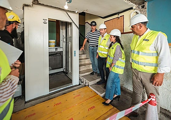 Los concejales, durante su visita a las obras, delante de la caja de uno de los ascensores.