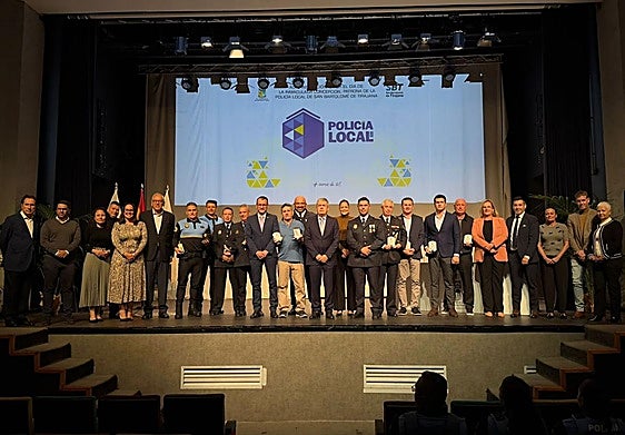 Foto de familia tras la ceremonia.