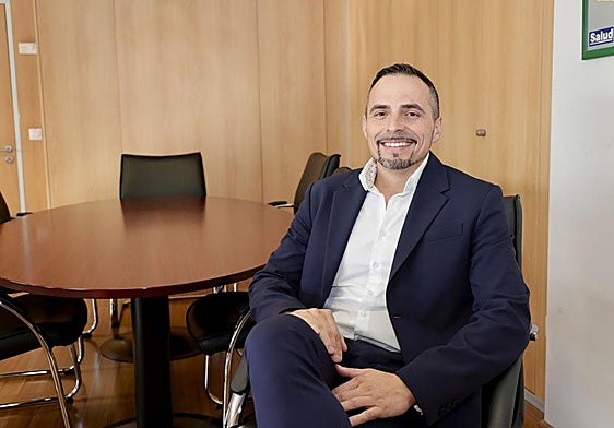 El director del Servicio Canario de la Salud, Adasat Goya, en su despacho de la sede de la Consejería de Sanidad de la capital grancanaria.