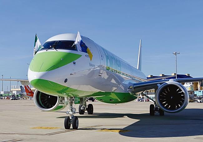 Aterrizaje del primer vuelo a Sevilla con las banderas de ambas comunidades.
