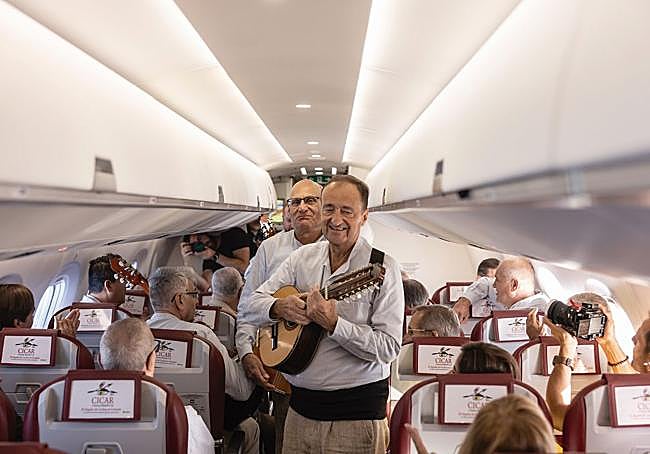 Los Gofiones amenizaron el vuelo inaugural con Gran Canaria.