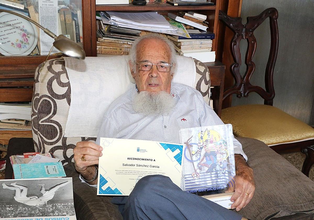 Borito Sánchez, en su domicilio y con las distinciones recientemente recibidas.