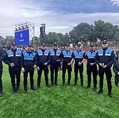 Vanesa Martín y Rayco Padilla junto a los agentes condecorados en Paiporta.