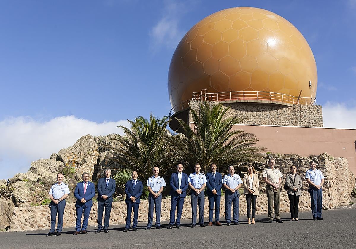 Foto de familia de autoridades presentes en la presentación del nuevo radar.