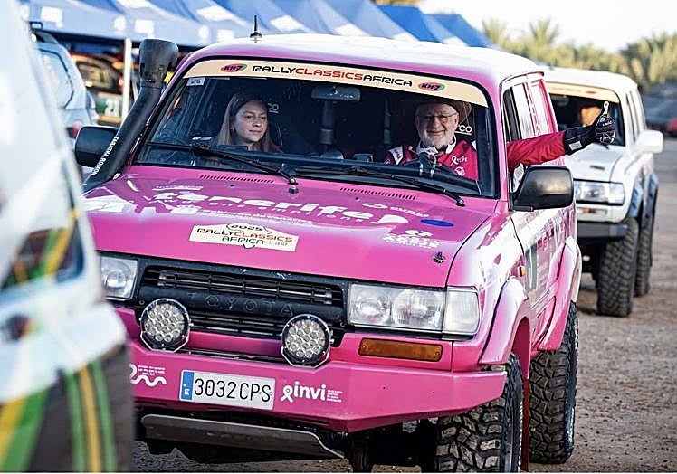 Lesmes, con Tabatha Romon y su Toyota en el pasado África Classics.
