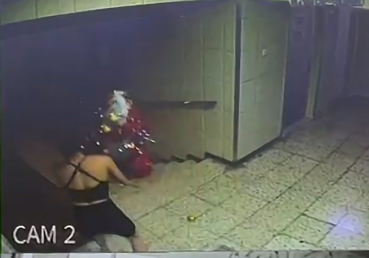 Imagen del momento en el que una de las mujeres sale corriendo con el objeto navideño en sus manos.