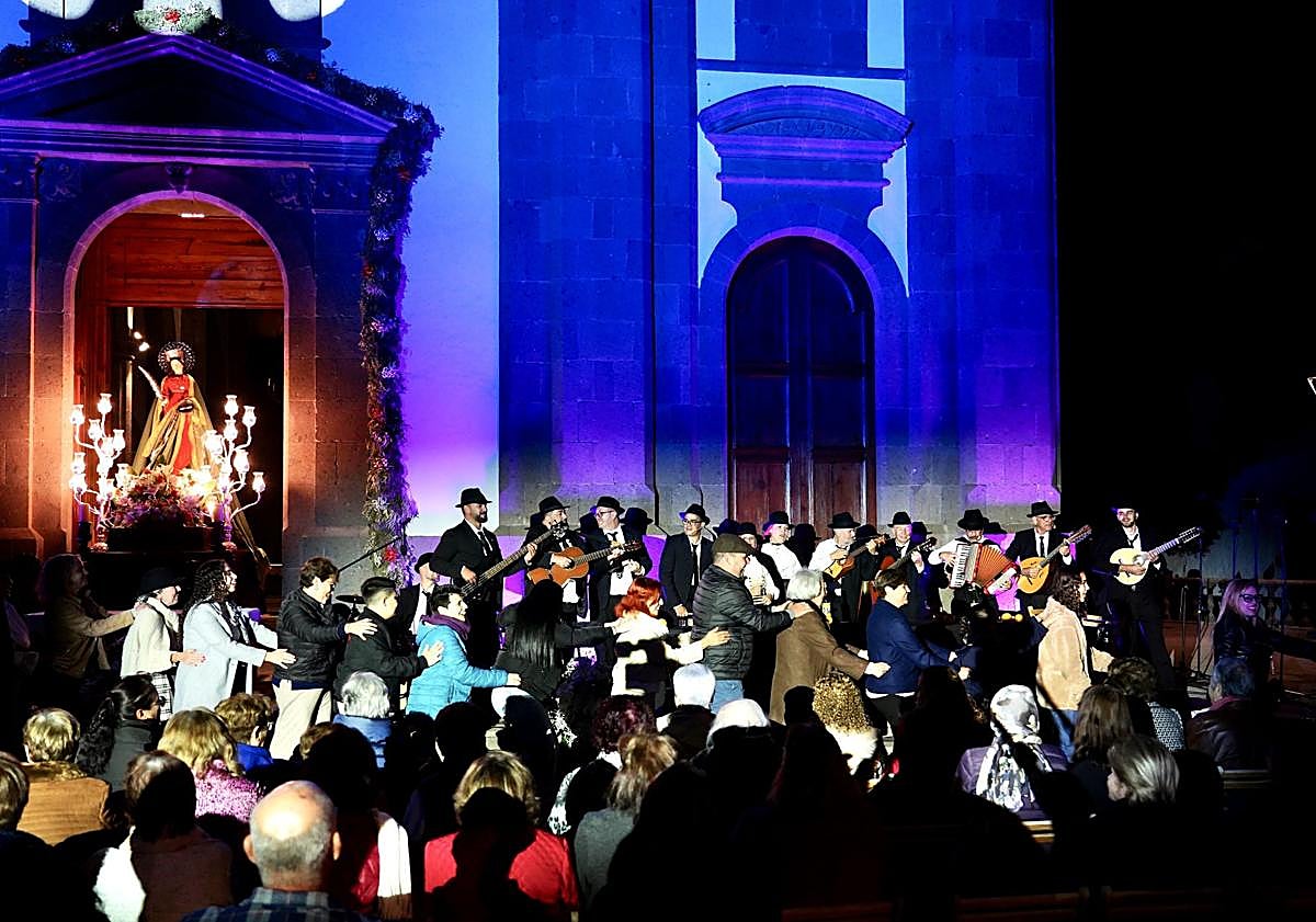 Imagen principal - El pregón convirtido en fiesta, Lucía González recibiendo la banda de Lucía y el alcalde.