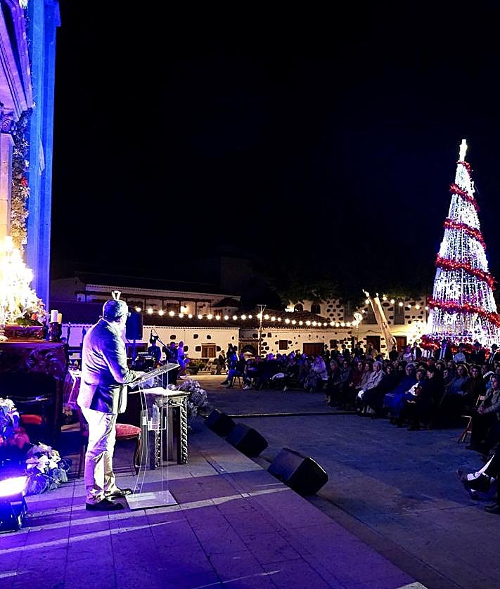 Imagen secundaria 2 - El pregón convirtido en fiesta, Lucía González recibiendo la banda de Lucía y el alcalde.
