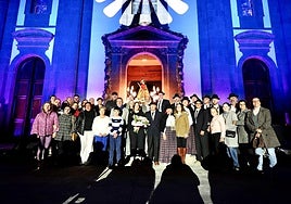 Foto de familia de todos los participantes en la inauguración de las fiestas de Santa Lucía.