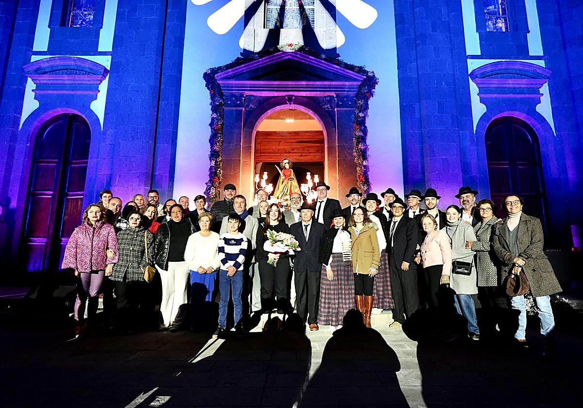 Foto de familia de todos los participantes en la inauguración de las fiestas de Santa Lucía.