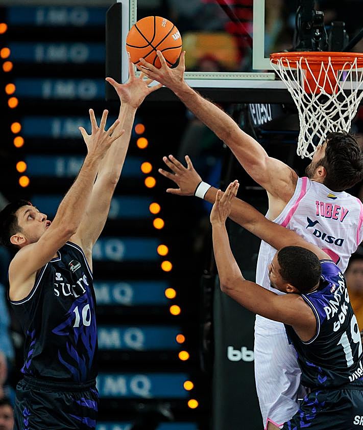 Imagen secundaria 2 - A la izquierda, Albicy intenta progresar en ataque. A la derecha, Tobey se apodera del balón ante la oposición bilbaína.