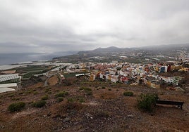 Vista del barrio de La Atalaya y, a la izquierda, de la zona donde iría la planta de biogás.
