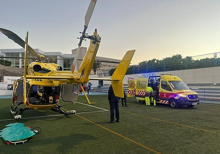 Efectivos del Servicio Canario de Salud (SUC) trabajan en el lugar de los hechos.