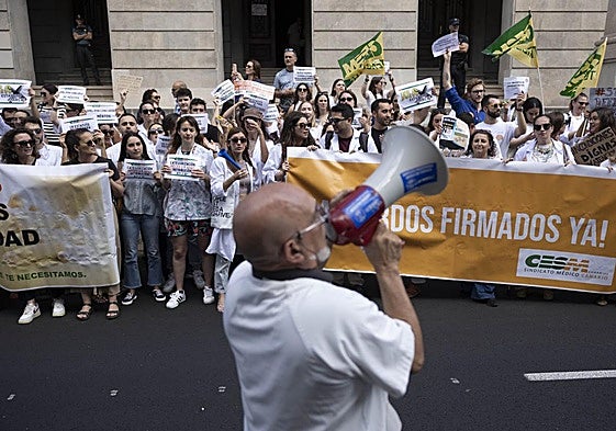 Concentración en junio de este año durante la huelga médica convocada por un estatuto marco propio.