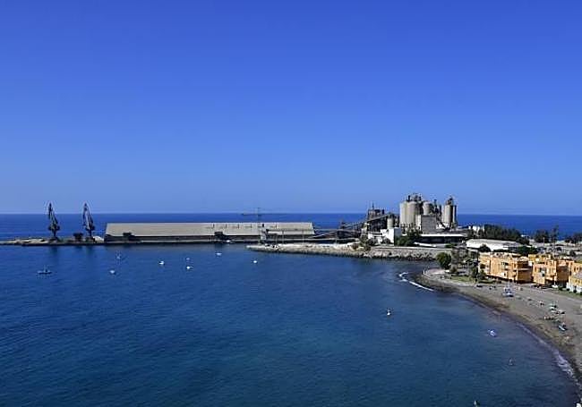 Instalaciones de la cementera en el muelle de Santa Águeda.