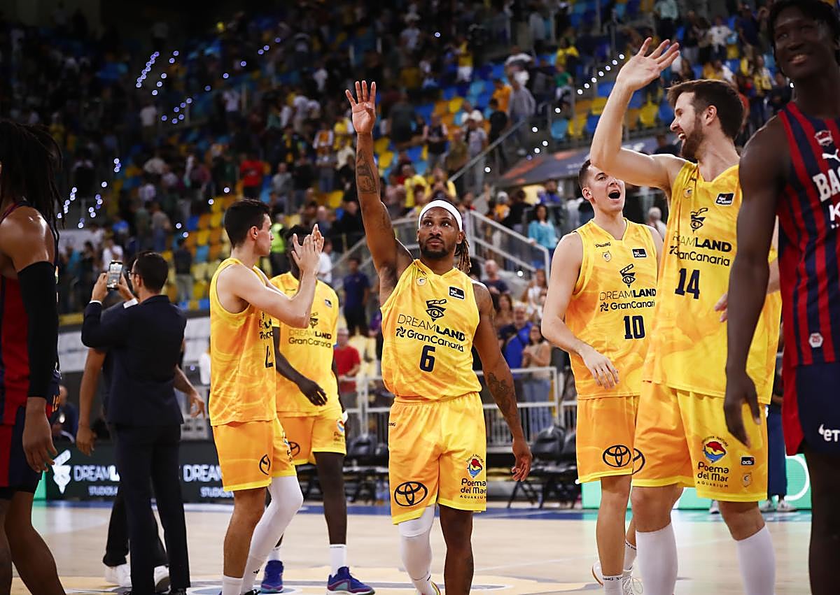 Imagen secundaria 1 - Lakovic (arriba) estuvo especialmente activo en la banda durante el último encuentro frente al Baskonia en la isla. Abajo, a la izquierda, la plantilla amarilla agradeció el apoyo de la afición tras el triunfo. A la derecha, Brussino intenta pogresar ante uno de los rivales que relastivamente se le ha dado bien en las últimas campañas.