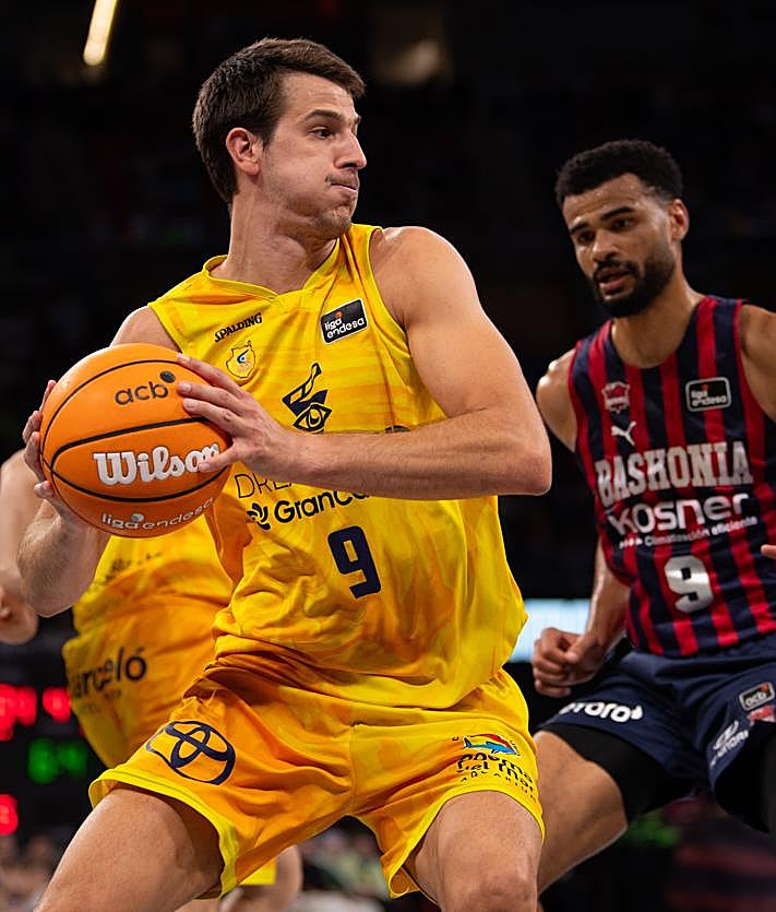 Imagen secundaria 2 - Lakovic (arriba) estuvo especialmente activo en la banda durante el último encuentro frente al Baskonia en la isla. Abajo, a la izquierda, la plantilla amarilla agradeció el apoyo de la afición tras el triunfo. A la derecha, Brussino intenta pogresar ante uno de los rivales que relastivamente se le ha dado bien en las últimas campañas.