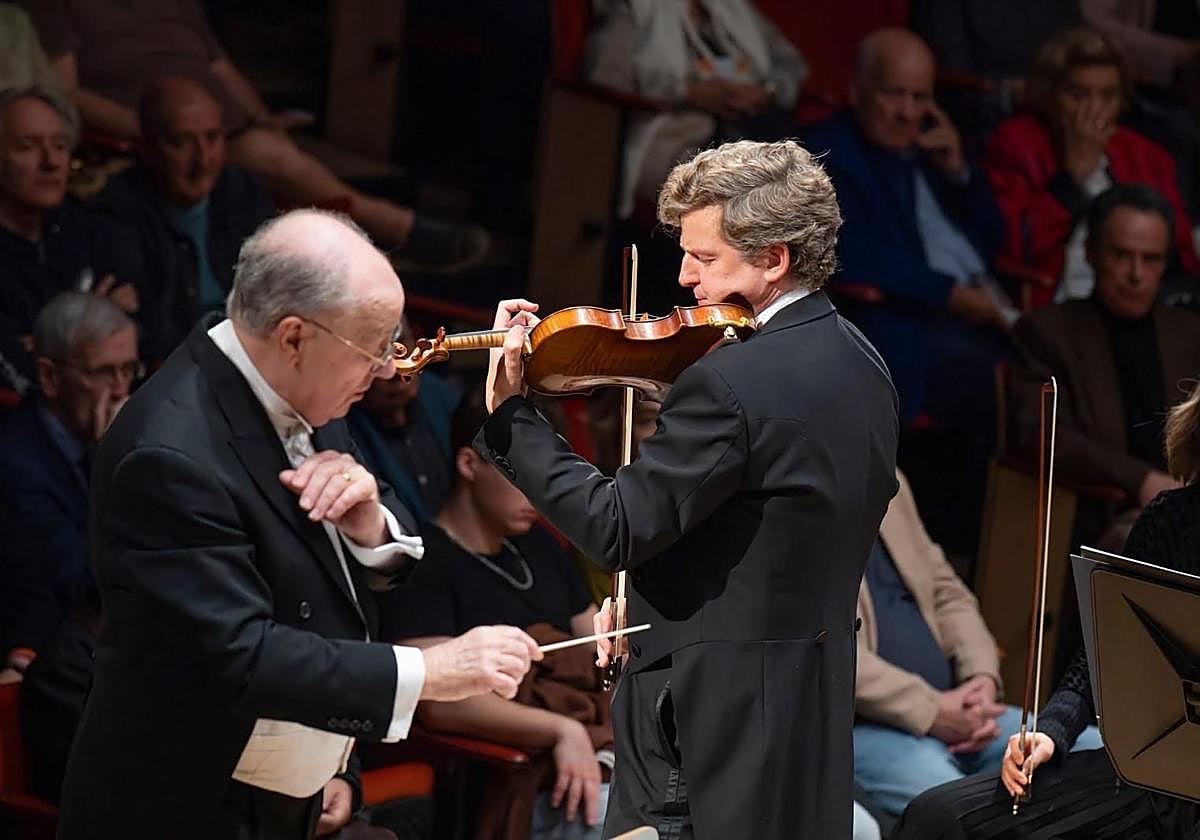 El director Adrian Leaper y el violinista James Ehnes, durante el concierto.