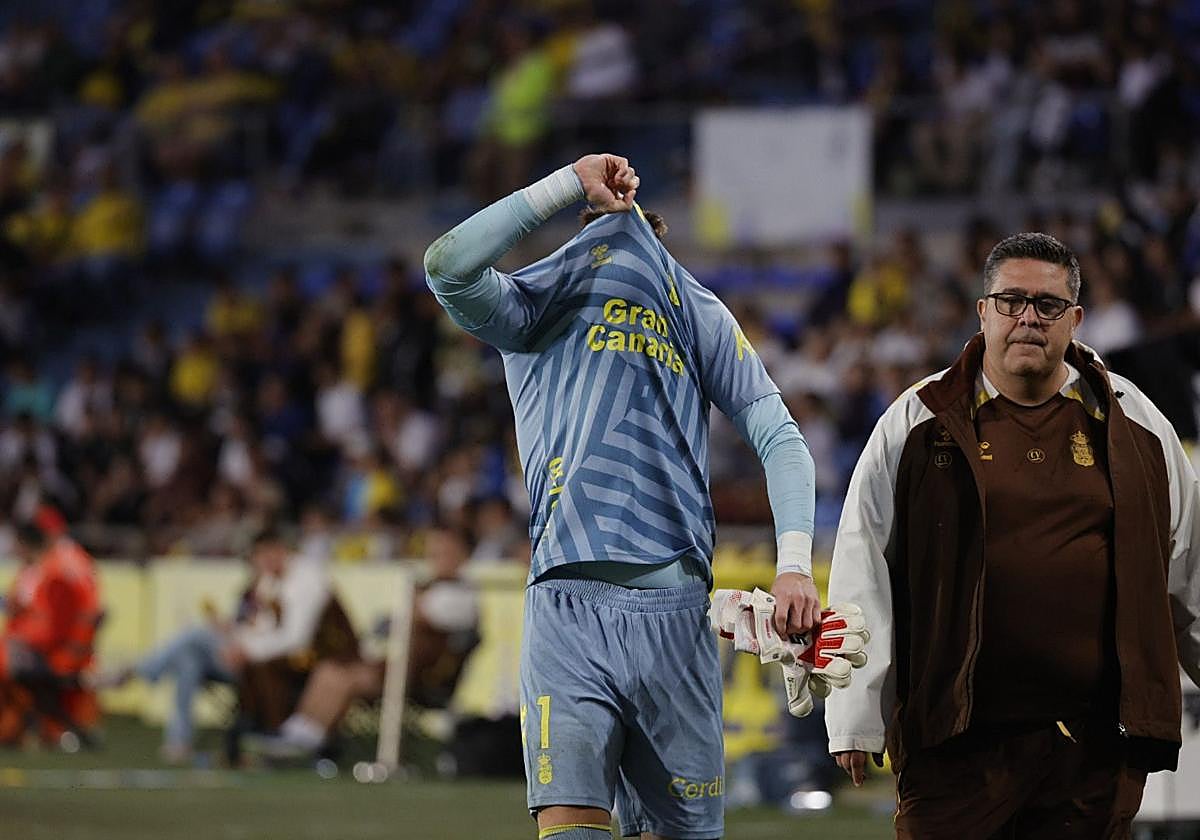 Horkas abanadona, derrotado, el terreno de juego, tras ser expulsado antes del descanso.