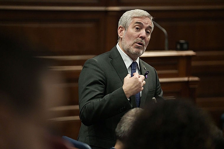 El presidente de Canarias, Fernando Clavijo, en una imagen de archivo interviniendo en en un pleno del Parlamento de Canarias.