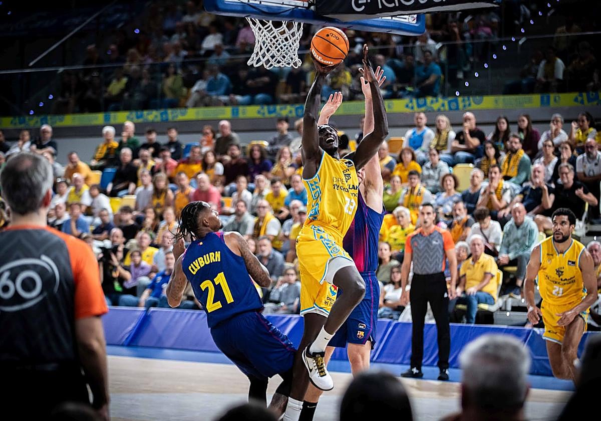 El pívot sursudanés Kur Kuath intenta anotar en el compromiso entre el Granca y el Barça.