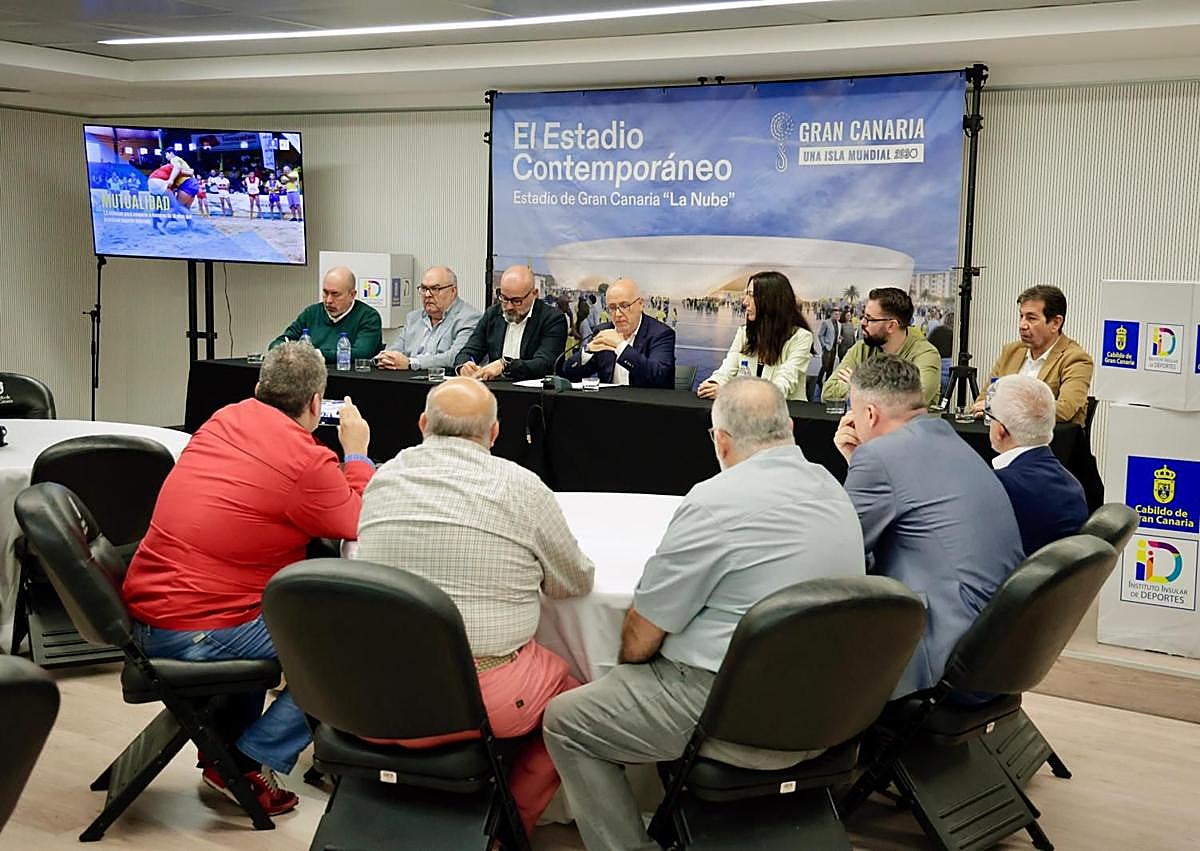 Imagen secundaria 1 - El Cabildo dice que «nada puede ser a dedo ni primar unos intereses sobre otros» en la explotación del Estadio de Gran Canaria