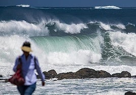 La Aemet eleva a Canarias a aviso naranja: olas de hasta siete metros disparan el riesgo