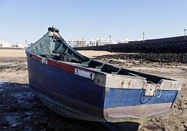 Una neumática con 4 hombres llega por sus propios medios al muelle de Arrecife