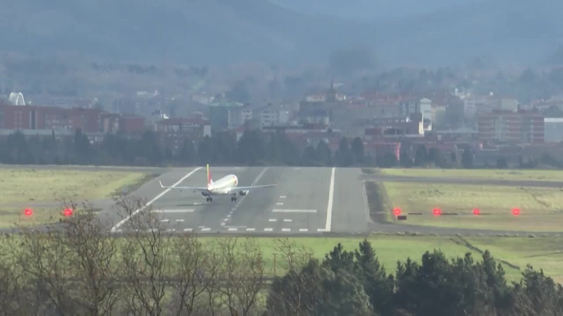 El temporal deja 200 incidencias en Galicia y provoca cancelaciones en el aeropuerto de Bilbao