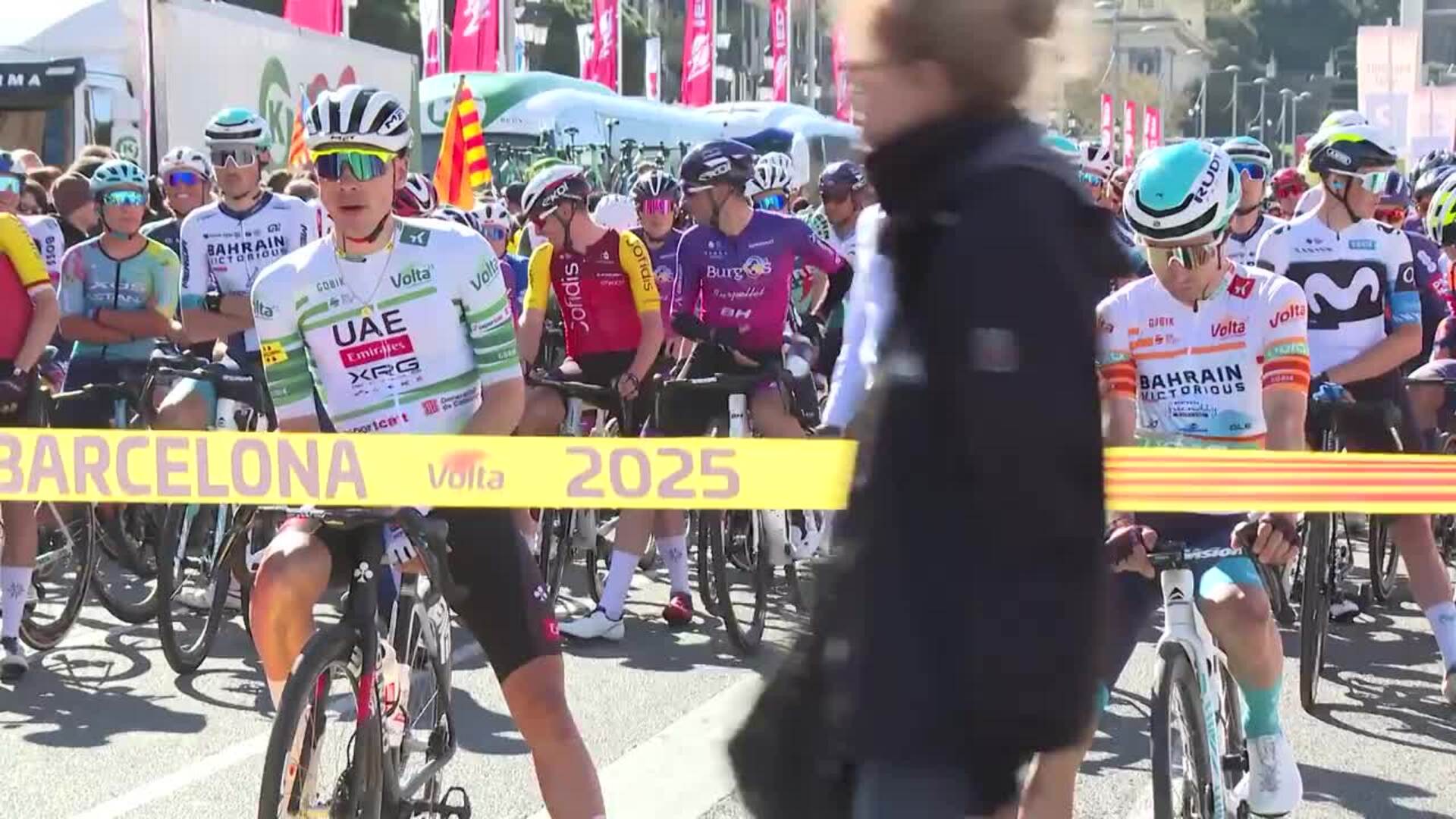 Miles de aficionados disfrutan de la 7a etapa de la Vuelta Ciclista de Catalunya en Barcelona