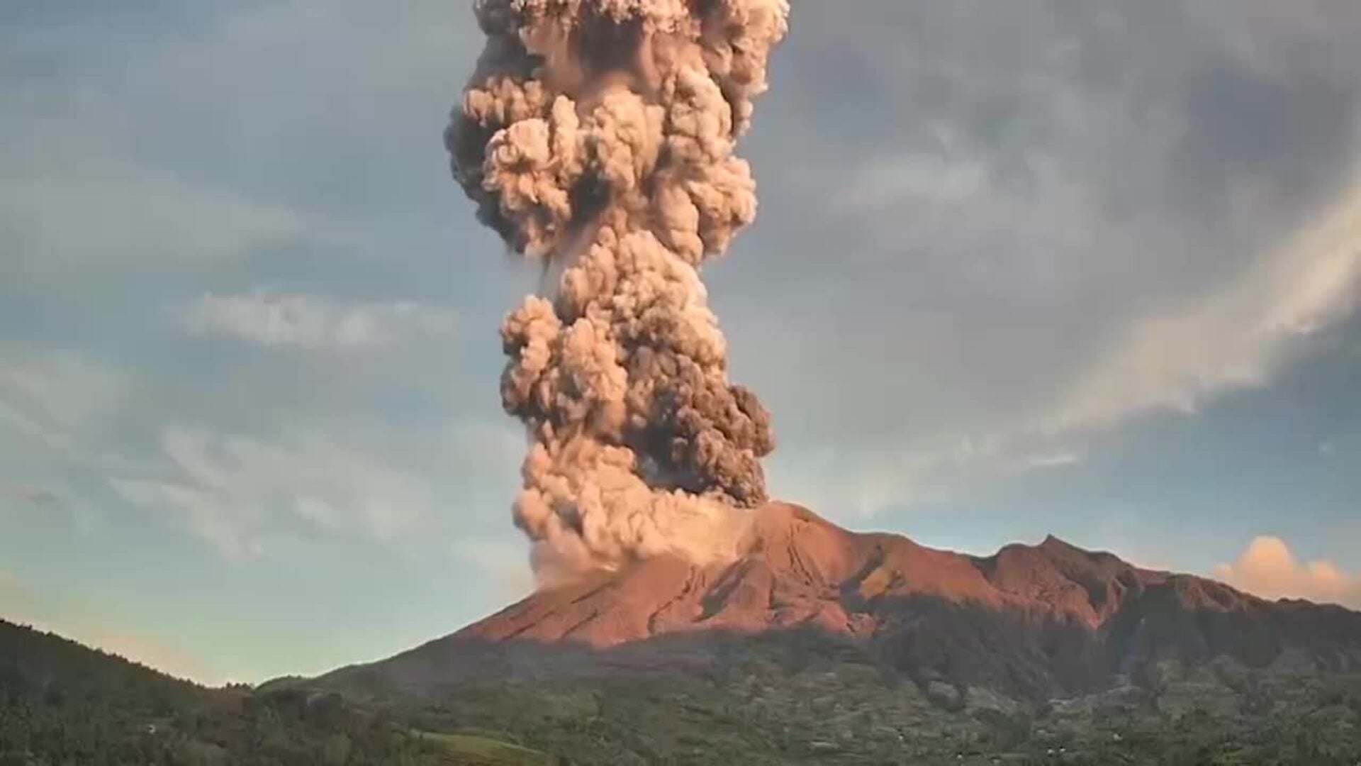 El volcán Canlaón escupe una columna de cenizas sobre la isla de Negros, en Filipinas
