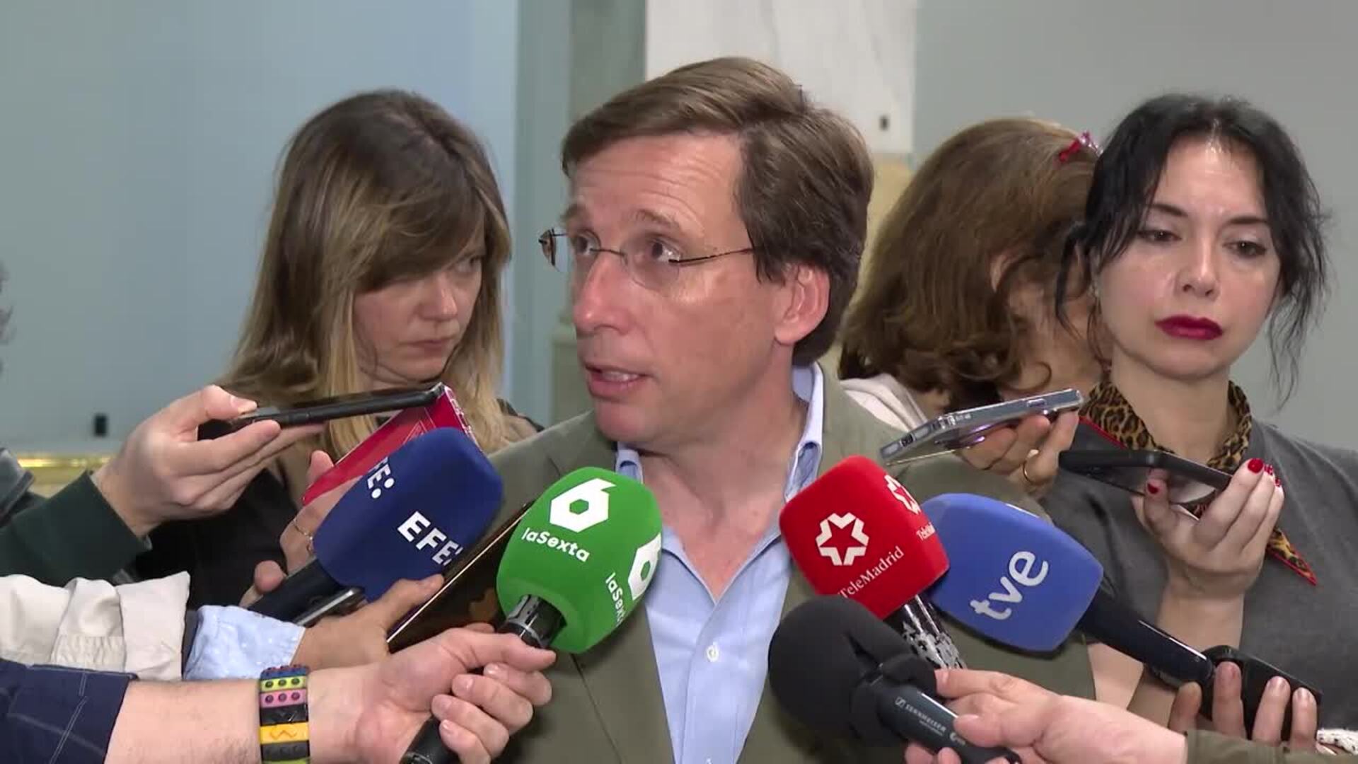 Almeida critica que Sánchez "se lance unilateralmente a ser el salvador del mundo"