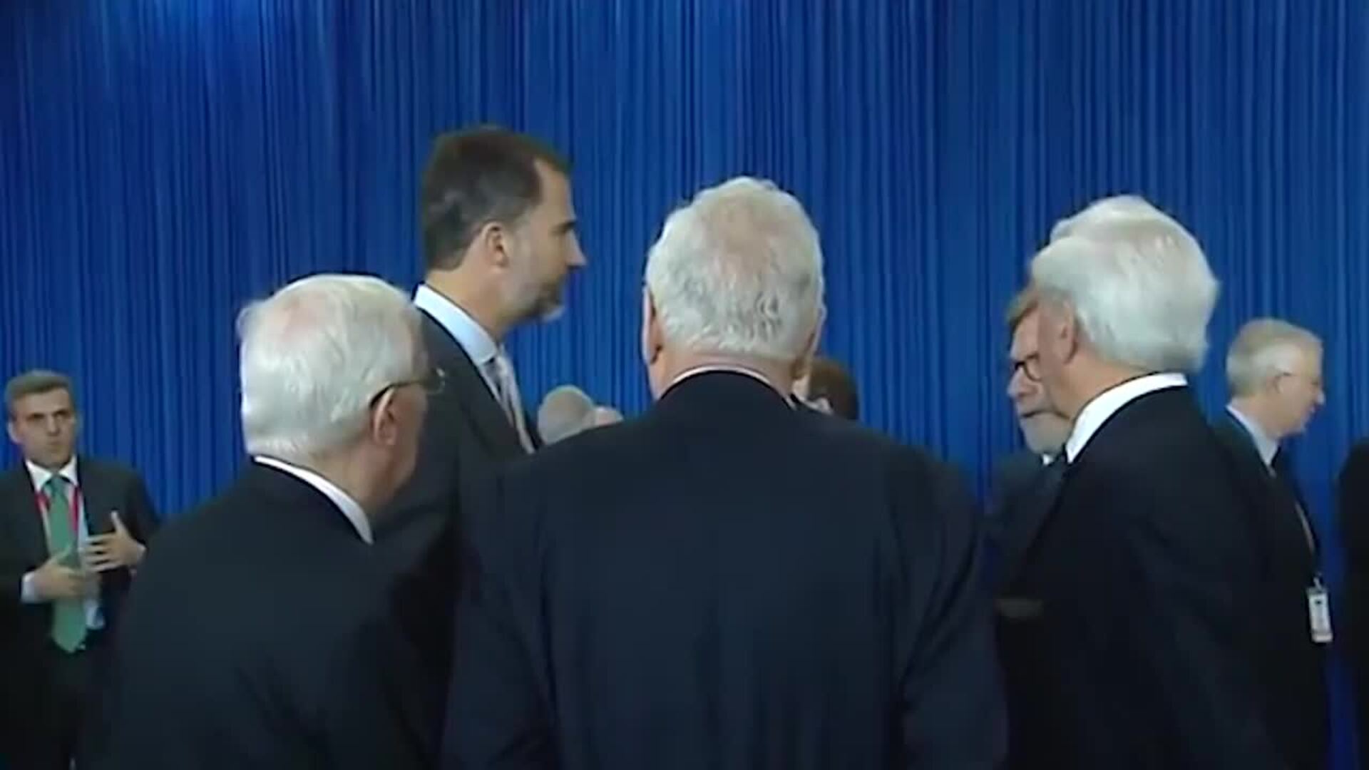 Los Reyes dan un emotivo pésame a los hijos de Vargas Llosa