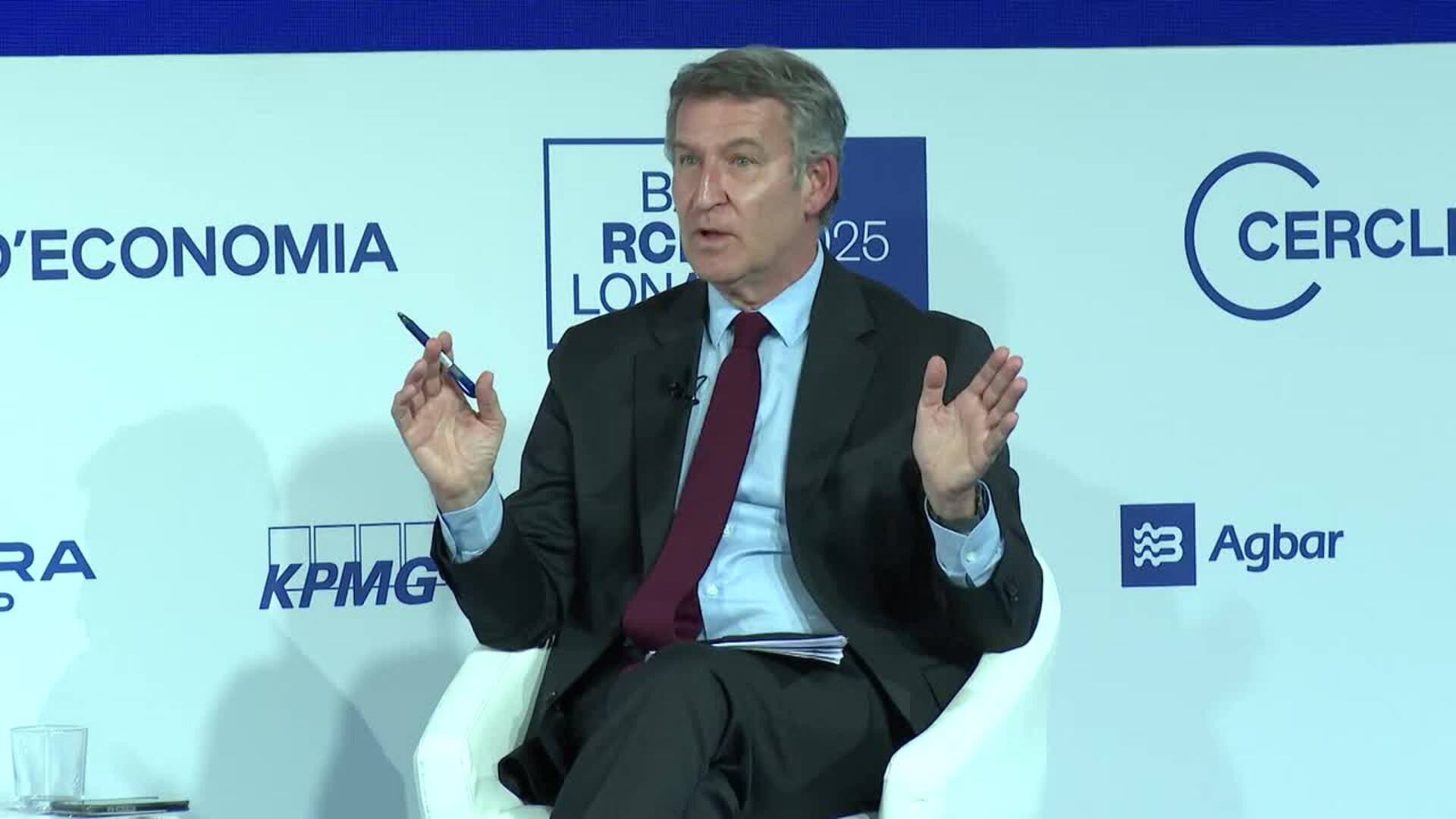 Feijóo ve en la consulta sobre la OPA de BBVA a Sabadell "una frivolidad"
