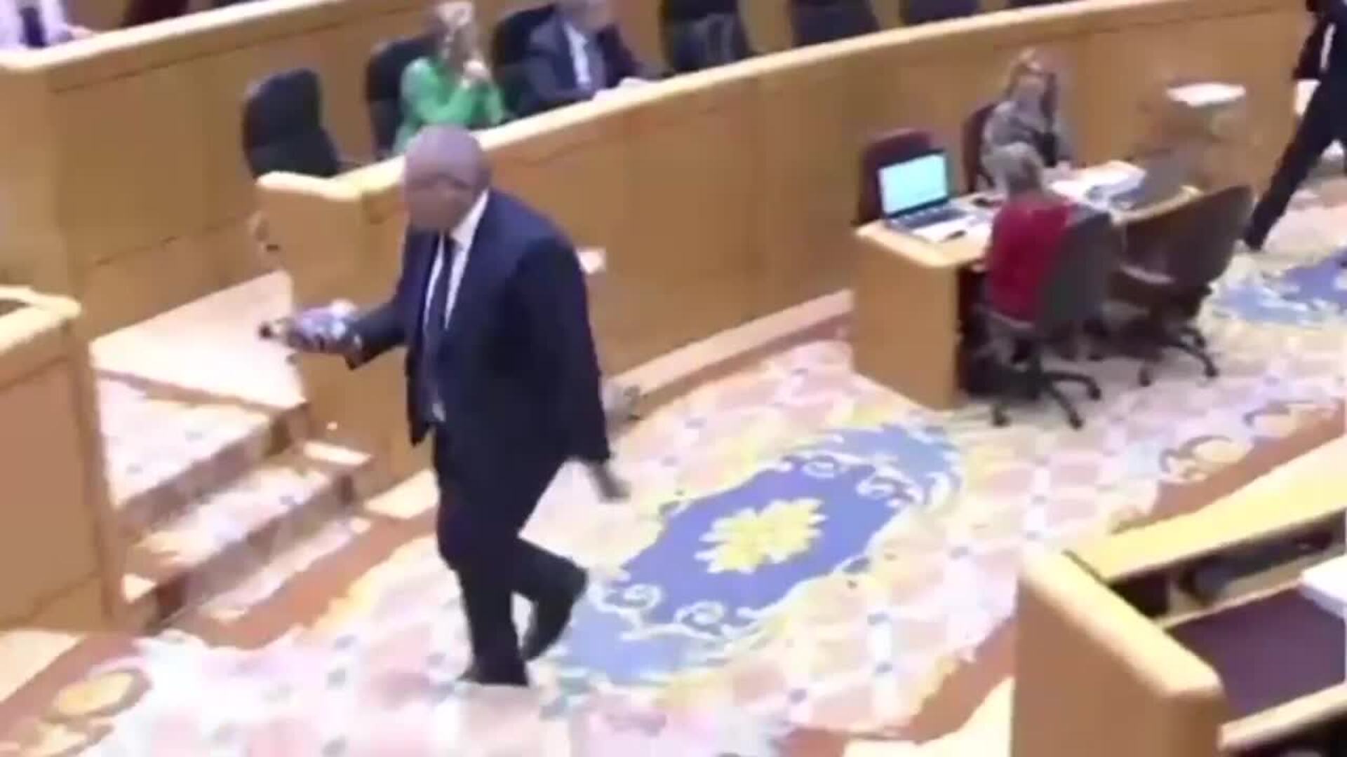 Bronca en el Senado después de que Bernabé entregara a la ministra Aagesen un saco de arena tóxica