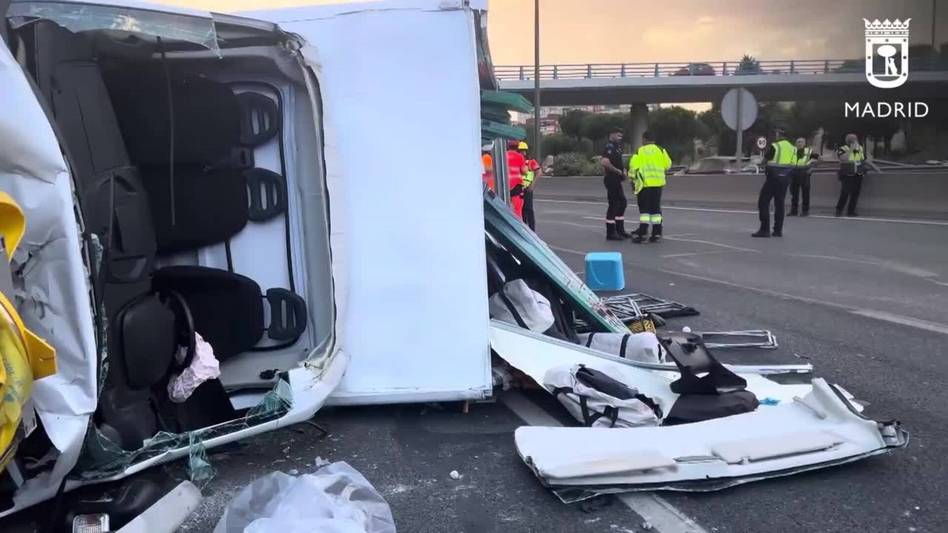 Dos heridos en un accidente en la M-30 (Madrid) tras volcar un camión y chocar con un autobús