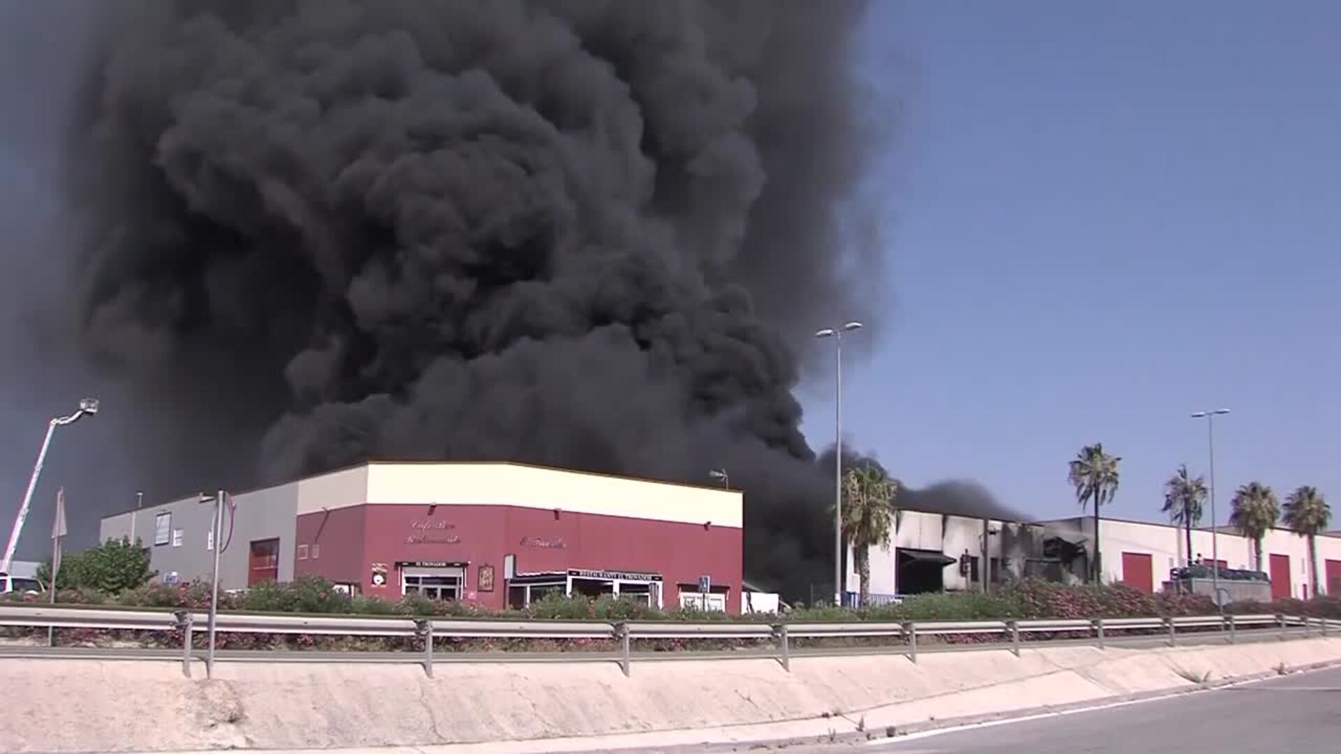 Desconfinan a los vecinos de Fortuna (Murcia) al ya no haber ya nube tóxica por el incendio