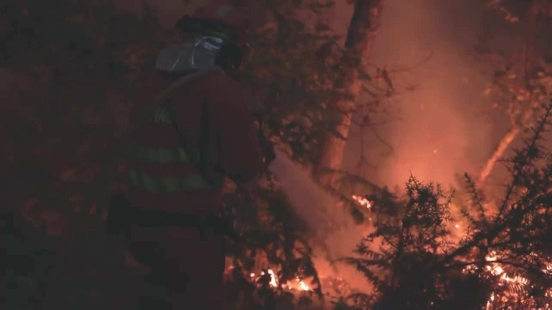 Cuatro bomberos heridos en el incendio de Ourense