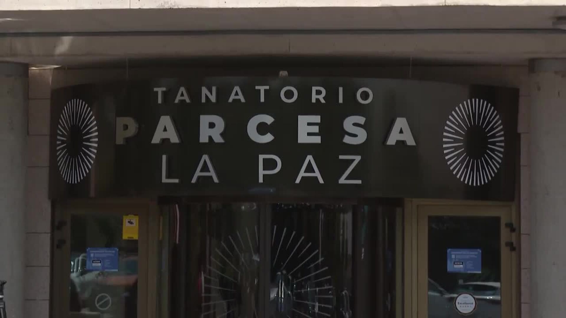 Amigos y familiares despiden a Verónica Echegui en el Tanatorio de la Paz: "No nos lo creemos"